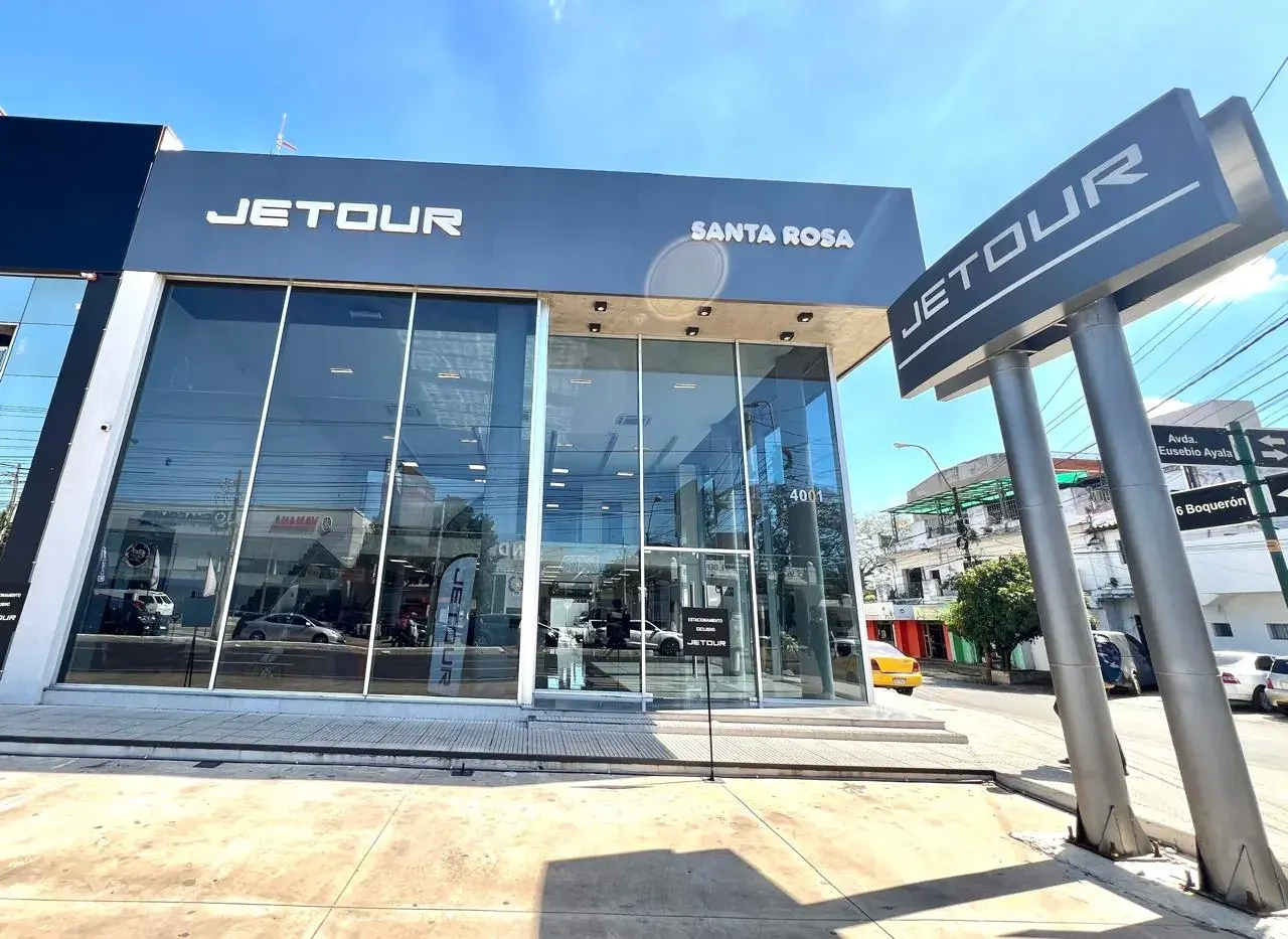SUV JETOUR en exhibición